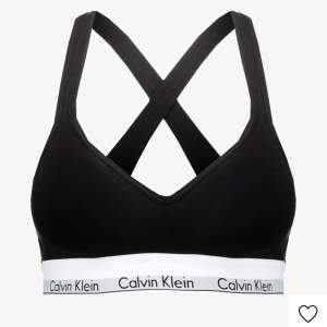 Säljer min svarta calvin klein bh. Säljer den pga att den är förliten. Köpt flera olika såna och de är verkligen en favorit! Den ser gul ut på bilden me de är ljuset! Köpt för 400kr och säljer den för 200kr (de är inklusive frakt) skicka för fler bilder! 