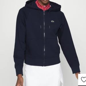 Lacoste kofta - Lacoste kofta från Zalando. Köpt för 1545kr. Säljs för att jag inte använder den. 