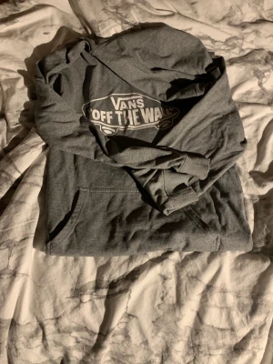 Vans tröja  - En vans tröja bra skicka inga upptäckta hål fick tröjan av min pappa och därför vet ej hur länge den har använts