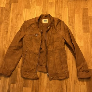 Vera Moda skinnjacka - Skinnjacka från Vera Moda. Bra skick (fake skin)