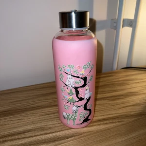 Vattenflaska mumin - Vattenflaska i glas med muminmotiv. 