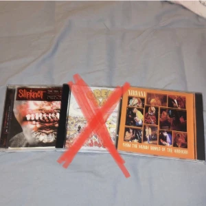 cd-skivor - Tre olika cd-skivor. Priset kan självklart diskuteras. Slipknot, Green day och Nirvana (från vänster till höger). Knappt lyssnade på, men jävligt bra musik!!! 