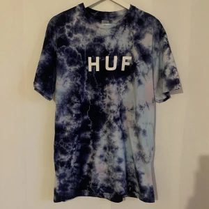 HUF T-shirt  - HUF T-shirt   Blå tie dye  Använd fåtal gånger så i toppen skick   Storlek herr small 