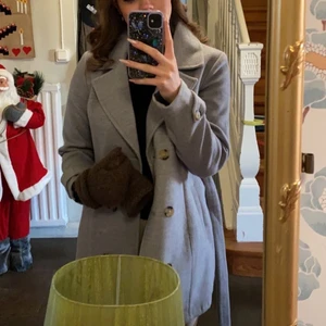 Kappa - Fin grå lite tjockare kappa från veromoda som jag sytt upp då den var så himla lång. Riktigt bra kvailte!