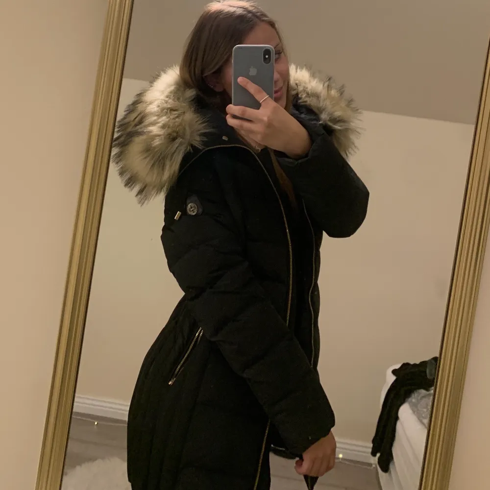 Använd i december, inga skador eller märken någonstans. Tvättad och ren. Storlek XS men passar lika bra med S! Skriv så kan jag skicka flera bilder. Jag köpte denna jackan från jackan.com för 4 450. Säljs för den inte passar mig<3 Pris kan diskuteras💞💞 . Takit.