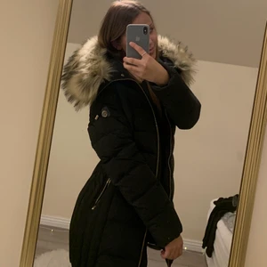 Holliesjacka tribeca  - Använd i december, inga skador eller märken någonstans. Tvättad och ren. Storlek XS men passar lika bra med S! Skriv så kan jag skicka flera bilder. Jag köpte denna jackan från jackan.com för 4 450. Säljs för den inte passar mig<3 Pris kan diskuteras💞💞 