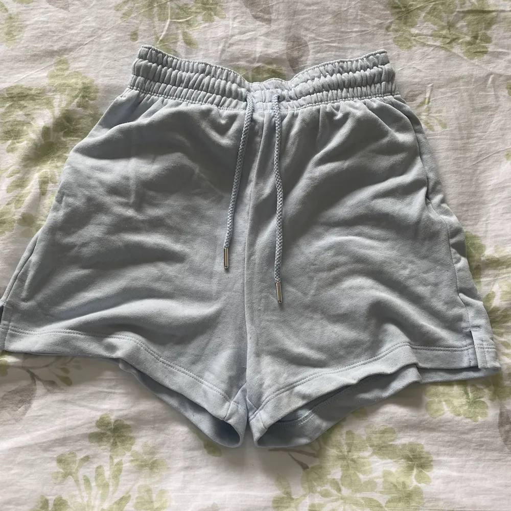 Fina ljusblåa, mjukis shorts som inte är använda så mycket. . Shorts.