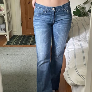 Lågmidjade jeans  - Lågmidjade jeans med stenar fram och bak. Några av diamanterna har tyvärr ramlat av med det tänker man inte på. Modellen heter low boot cut. 