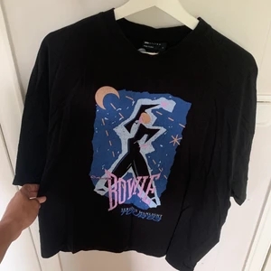 T-shirt med tryck  - Snygg T-shirt med David Bowie tryck både fram och bak, tröjan är i size Medium och är aldrig använd alltså nyskick. Kan såklart postas
