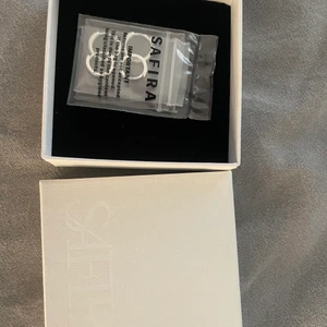 Safira örhängen  - Helt oöppnade safira hoops i silver, köpta för 300 säljer för 200 köparen står för frakt💓💓