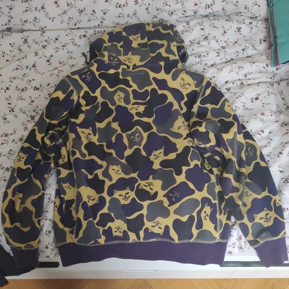 RipnDip hoodie i tropic camo pattern med katter. Nypris 1000kr. Inga fläckar. Hoodies.