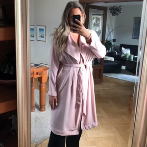 Rosa trench coat 💕 - Fin trench coat i ljusrosa med fickor, bälte och sprund baktill. Materialet skrynklar inte 💕