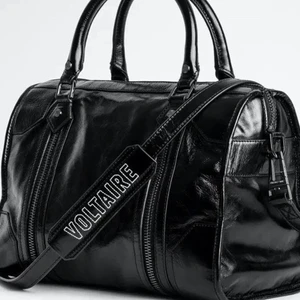 Zadig & Voltaire väska Sunny Medium #2 Vintage Patent Bag - Säljer en knappt använd väska från Zadig Voltaire.  Använd ett fåtal ggr så i nyskick! Mått Width x height x depth: 34 x 23 x 17 cm. Handle height: 12 cm. Inköpt för 5900kr i butiken i Stockholm 