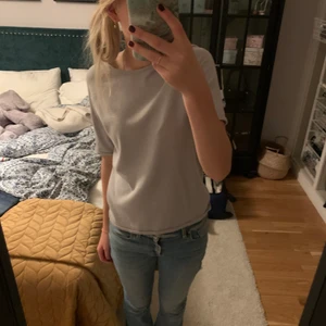 Stickad t-shirt - Säljer denna stickade t-shirten💕den är jättesnygg och jätteskön och går att ha till typ allt! Endast använd få gånger så den är i väldigt bra skick💕Den är ljusblå/grå 