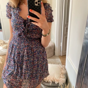 Zara klänning  - Jätte söt blömmig klänning från zara som inte säljs längre🥰