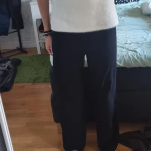 Byxor - säljer ett par svarta kostym byxor från bik bok. Lite nopprig annars bra skick!!!