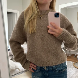 Stickad tröja - Säljer denna jätte fina slutsålda stickade tröjan från zara! Använd fåtal gånger och är i ett bra skick. Storlek s men passar även en xs. Köparen står för frakten! Frakten nedan stämmer ej!