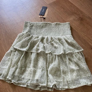 Kjol vero moda - Jättefin grön volangkjol från vero Moda i storlek Xs. Aldrig använd, prislappen finns kvar. Säljer för 240 kr och då är frakten inräknad!