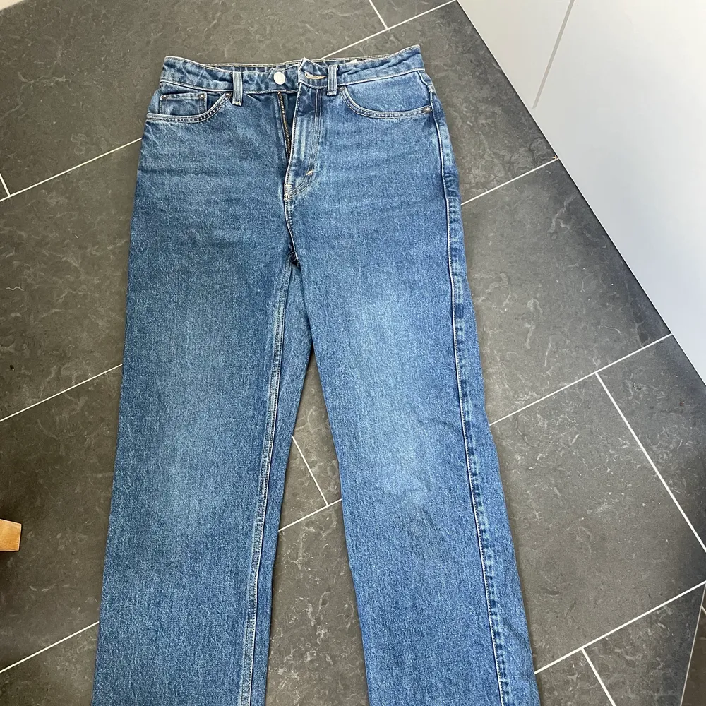 Säljer dessa fina straight rowe jeans från weekday för att de blivit för stora! W27 L34❤️‍🔥 fint skick. Jeans & Byxor.
