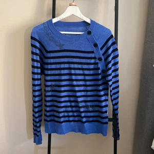 Zadig Kashmirtröja - Super snygg Zadig tröja❤️flera jätte fina detaljer som strass, knappar och hål för tummarna😍 Den är 100% Kashmir och denna tröja är slutsåld överallt!! (Priset kan diskuteras)