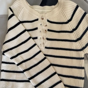 Stickad tröja - En sparsamt använd stickad tröja, pris kan diskuteras😋