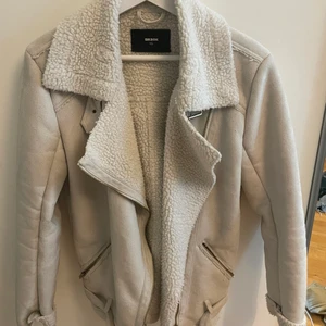 Höst jacka - En fin höst jacka från bikbok, storlek XS. Jätte fint skick då den inte är använd så mycket Nypris: 499:- till salu för 250:-