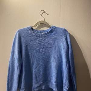 Blå stickad tröja från HM i storlek S i fint skick, säljer då den ej kommer till användning längre:)