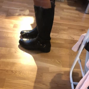 Kängor  - Har använt dem en gång jag köpte dom för ungefär ett halvår sedan bra kvalitet