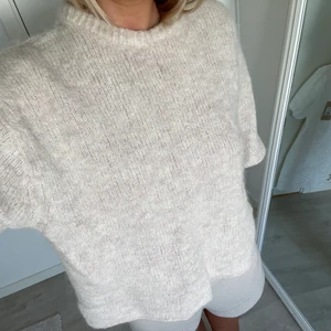 Alpaca stickad tröja  - Stickad tröja i alpacka i mycket fint skick. Köpt för 700kr. Lite beige/grå i färgen. 