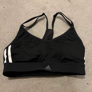 Sport bh från Adidas, enbart prövad men den va för liten! Lapparna är tyvärr bort tagna… strl S