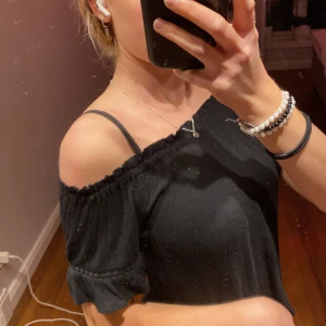 Topp - En jättesöt topp som inte kommer till användning längre. Man kan ha den som en off Shoulder tröja men man han också ha den som en vanlig tröja. Jättefin till jeans och passar perfekt om man ska ”klä upp sig” 💕 den har även så gulliga detaljer vid ärmen❤️