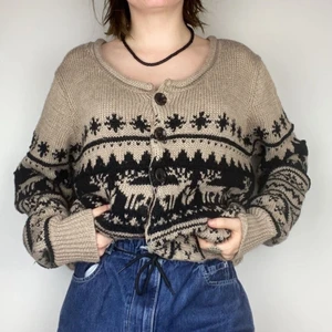 Stickad långärmad - Mysig stickad långärmad med knappar och gulligt mönster. Lite julig och definitivt Nice för vintern. Mer beige än brun.   Köpare står för frakt. Tar Swish eller mötas upp i Växjö. 