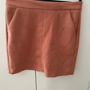 Rosa kjol, moca imitation, strl xs. - Har fickor, charmar höfterna, moca imitation. Obs köparen står för frakt. Funkar som strl s och m med.