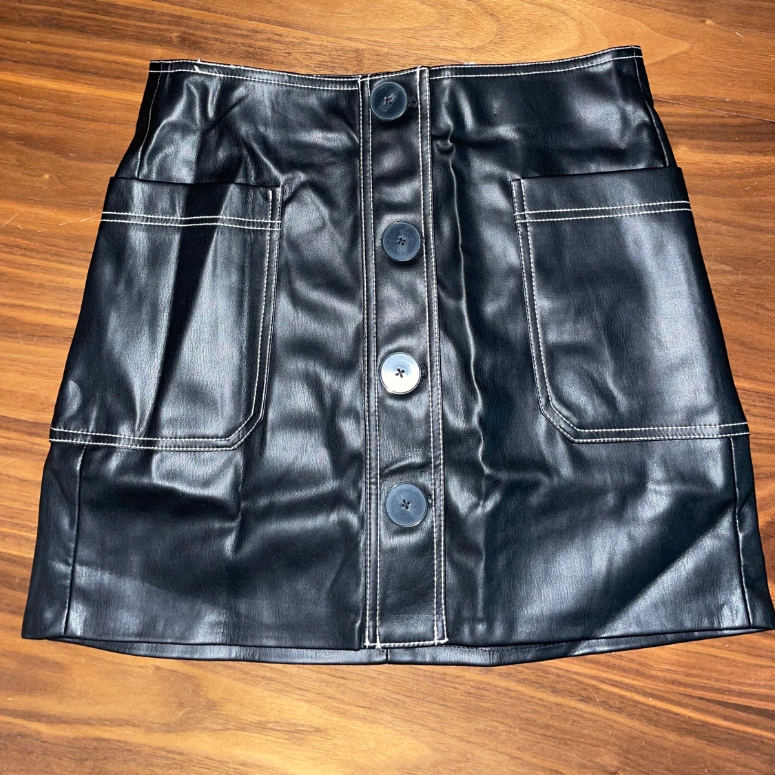 Svart minikjol i läderimitation  - 90