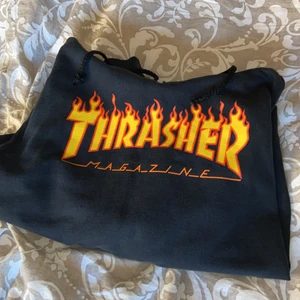 Thrasher hoodie  - Inte jätte använd thrasher hoodie i fint skick.  Skriv om ni har intresse eller frågor💕 säljer för 176 inkl frakt pris går att diskutera