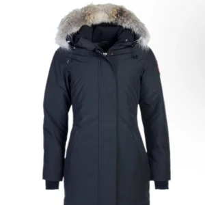 Canada goose Jacka - En jättefin canada goose jacka i modellen Victoria parka, då den blivit för liten vill jag nu sälja den eller byta den mot en storlek L. Den är använd 1 vinter och är i okej skick 💗 pris kan diskuteras