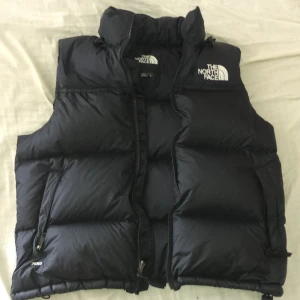 North face väst - Haft västen i ungefär en halv vår och känner att jag inte behöver den då jag har andra jackor/västar.  Nypris 2899 kr från care of carl. Inga slitage över huvudtaget, köparen står för frakt 