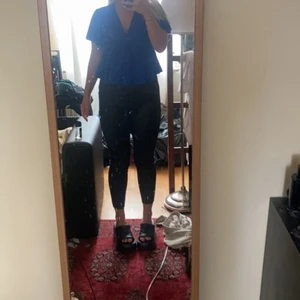 Stretchig Blå Blus - Snygg stretchig blå blus. Skulle säga att storleken är S-M. Oklart vilket märke det är.