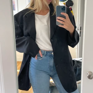 Oversized kavaj - Svart oversized kavaj💗 Passar olika storlekar beroende på hur man vill att den ska sitta.  (Jag är M för referens) 