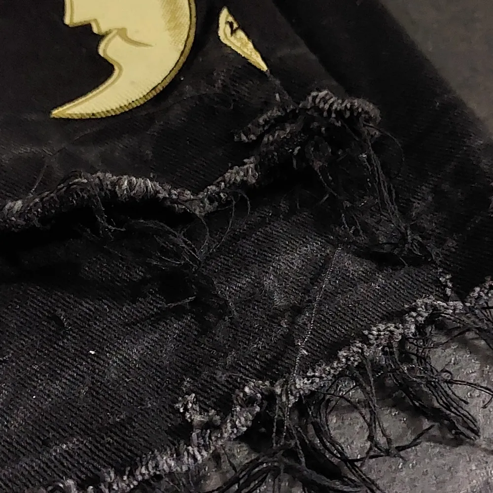 midja: 80cm  längd på byxa: 100cm svarta månebyxor i gott skick med tryck. Månetryck finns även på bakfickorna . Jeans & Byxor.
