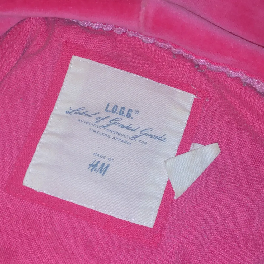 Säljer ett rosa set från H&m dom är jätte fina men lite förstora för mig, byxorna är i storlek M men passar s också då dom har snören koftan är i strl L men den är mer som M. Övrigt.