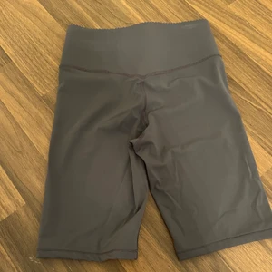 Cykelbyxor  - Säljer dessa cykelbyxor från hm i shaping som är slutsålda i stolek S💘 aldrig använda.  Kan fraktas samt mötas upp 🫶🏼
