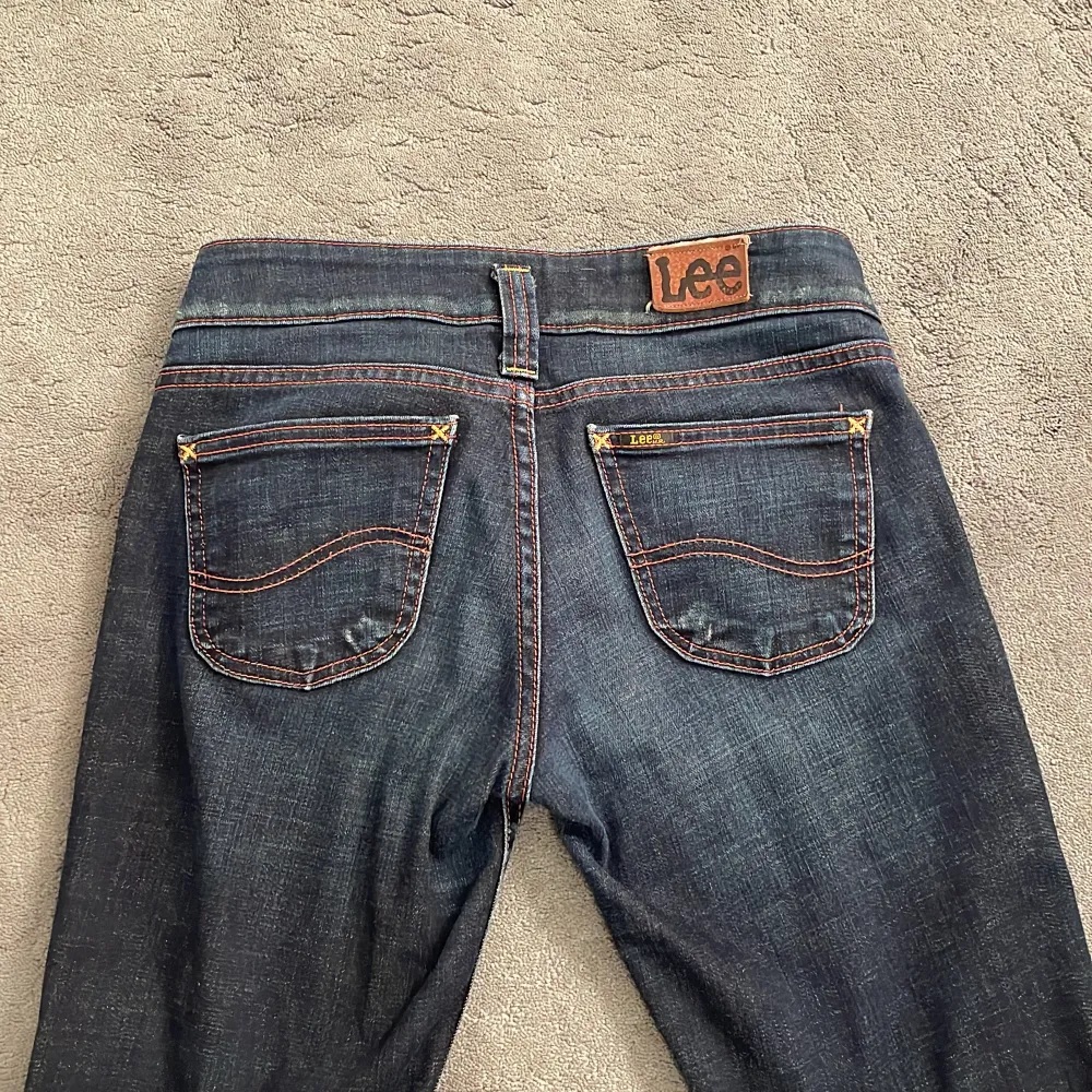 As snygga lågmidjade Lee jeans W27 L31, jag är 160cm. . Jeans & Byxor.