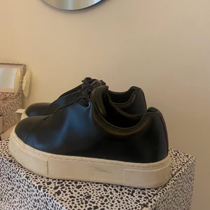 Eytys  - Säljer pga andvänder ej och för stora:) Storlek 39!! Äkta Eytys ,boxen och påse och exta skosnören tillkommer