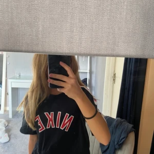 vintige t-shirt ifrån Nike  - Superfin vintige t shirt ifrån Nike som sitter lite oversizet💕💕