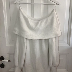 Off-shoulder stickad tröja - Säljer nu en av de skönaste tröjorna någonsin. Off-shoulder i supermjukt tjockt material från gina. Använder tyvärr aldrig, därför säljs den 💝