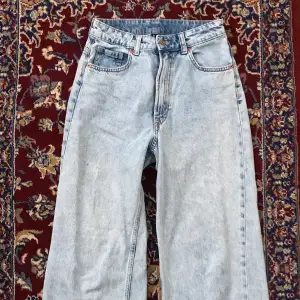 Ljusblåa baggy jeans från H&M. Bra skick men syns lite slitage längst ner vid ”hälen” För fler bilder kontakta! (: