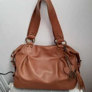Brun väska  - Snygg brun väska som hållt i många år!❤Fortfarande fin men har några slitage på axelbanden och småställen(inget jättemärkbart). Be gärna om fler bilder vid intresse💖Frakt: 66:- 