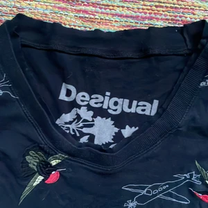 Desigual tröja - Jättefin tröja från desigual! Står ingen storlek men skulle gissa på S/M. Bra skick. Köpt på loppis! 