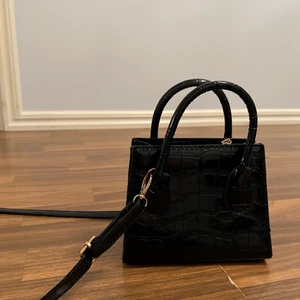 Väska  - Säljer denna söta väskan som ja aldrig använt, kan fraktas samt mötas upp 💘